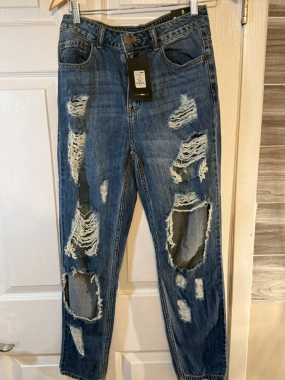 Fashion Nova NWT Distressed Ripped Jeans Size 5